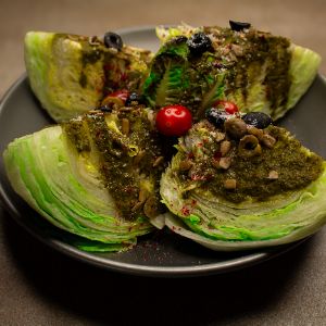 کاهوپیچ ،کاهو فرانسه ، زیتون  ، گوجه گیلاسی  ،روکولا، مغز تخمه ، سس سبز
(این سالاد مخصوص وجترین هاست و درصورت درخواست با سینه ی مرغ سرو میشود که 100 هزارتومان اضافه میشود )