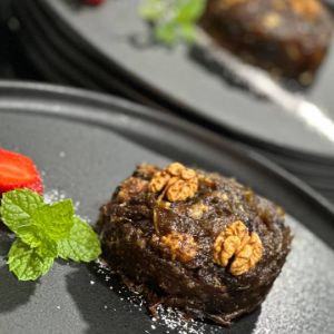 خرما رو با کره تفت میدیم گردو و تخم مرغ رو بهش اضافه میکنیم این صبحونه تا فردا صبح انرژی تون رو تامین میکنه