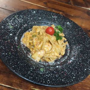 ژامبون گوشت دودی پاستا ریشه ای سس دودی حریره سیر