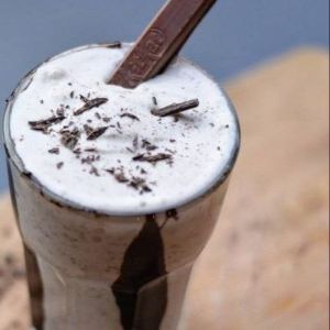 بستنی شکلاتی،موز،بسکویت کیت کت