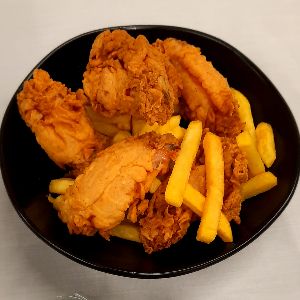 بال مرغ سوخاری شده،سیب سرخ شده،سس مخصوص