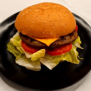 همبرگر۹۵٪،پنیر گودا،گوجه فرنگی،کاهو،سس خیارشور