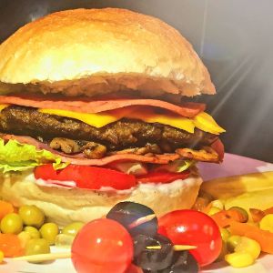 همبرگر۹۵٪،بیکن،قارچ،پنیر گودا،گوجه فرنگی،کاهو،سس خیارشور