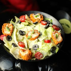 فیله مرغ گریل شده،نان سیر دار،کاهو،گوجه گیلاسی،سس سزار،پارمسان،زیتون