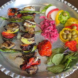 280 گرم فیله گوسفندی 120 گرم گوجه و پیاز و فلفل کبابی گارنیش