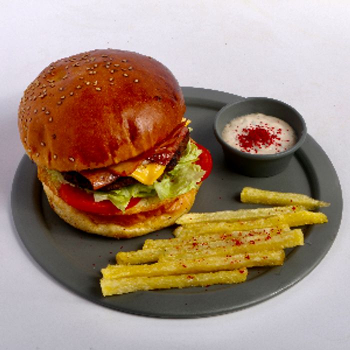 ۱۷۰گرم گوشت + بیکن مخصوص متا + پنیر گودا + کاهو + گوجه + سس مخصوص