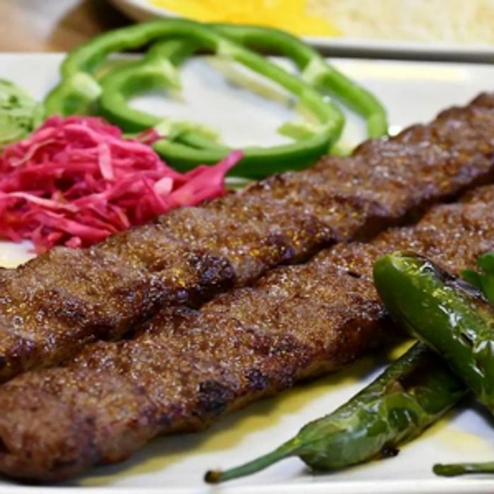 230گرم گوشت گوسفندی همراه با دورچین زیتون فلفل دلمه فلفل سبز پیاز ترشی سبزی