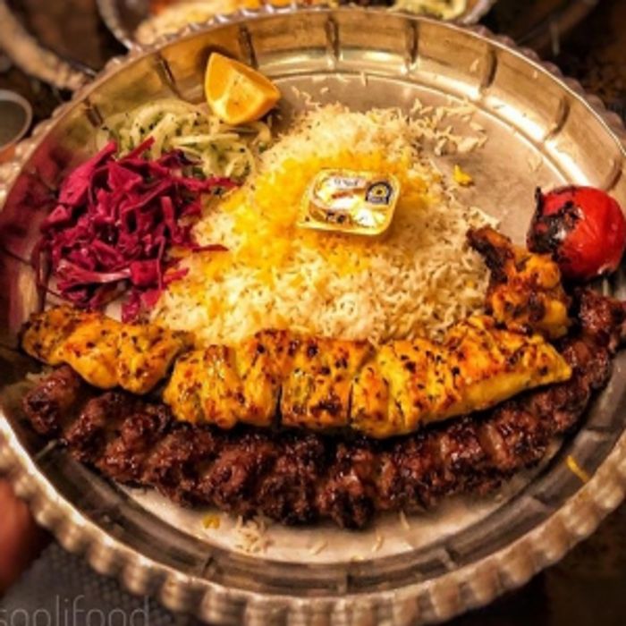 یک سیخ جوجه 250گرمی
یک سیخ کوبیده 180 گرمی
به همراه برنج ایرانی
