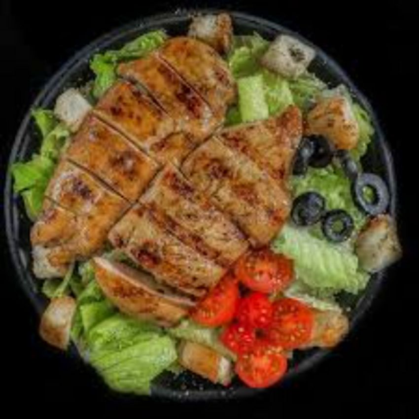 کاهو،زیتون،گوجه گیلاسی،ذرت،مرغ‌گریل،نان‌سیر،سس سزار 