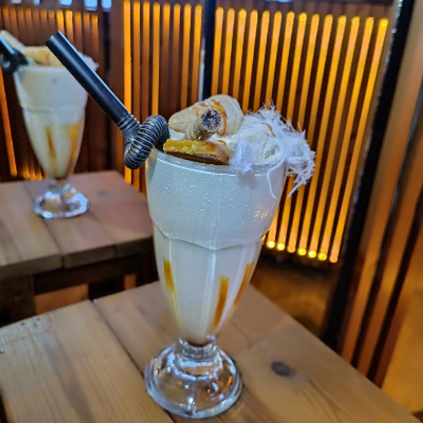 بستنی وانیل،سوهان و بادام زمینی