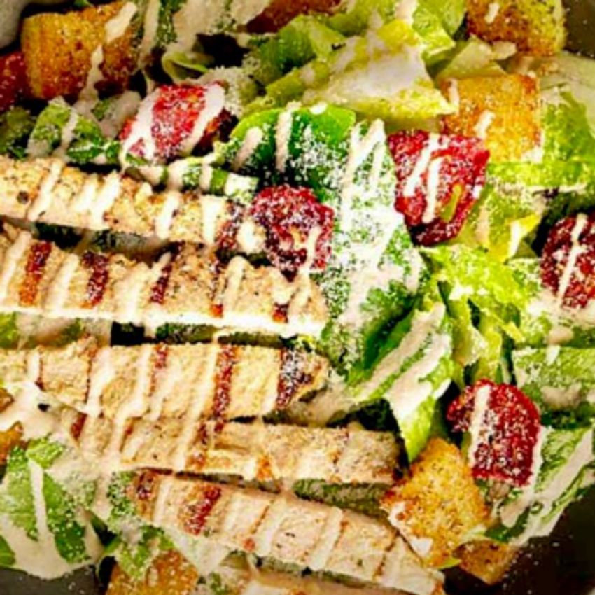 با فیله مرغ گریل و سس اصلی سزار