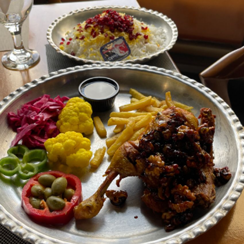 اکبرجوجه همراه با دورچین و چلو ایرانی و مخلفات
