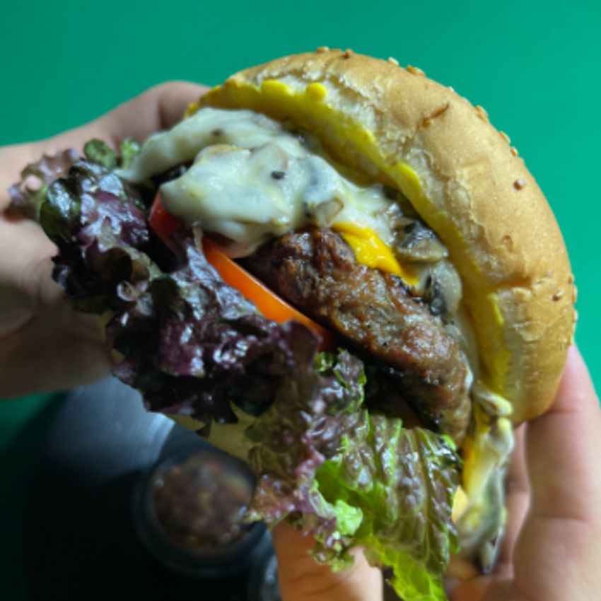 ۱۵۰گرم گوشت،سس مخصوص، کاهو، پنیر پیتزا  قارچ   سس کچاپ تند سس مایوپینو،سس قارچ،، سیب زمینی  وجز سرخ شده پنیر چدار  سس مخصوص