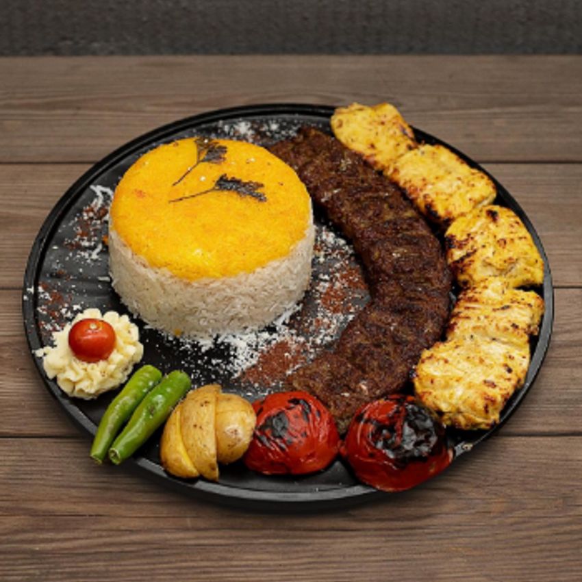 یک سیخ جوجه کباب به همراه کوبیده ،گوجه کبابی ،دورچین