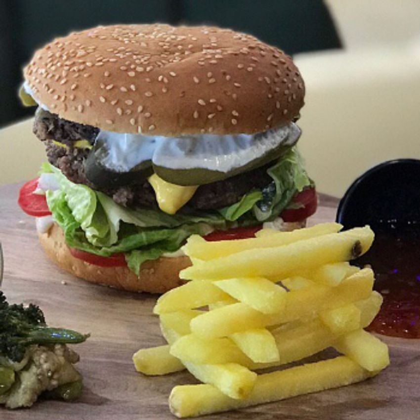 یک ورق برگرگوشت،ژامبون ،گوجه،کاهو،فرنج فرایز