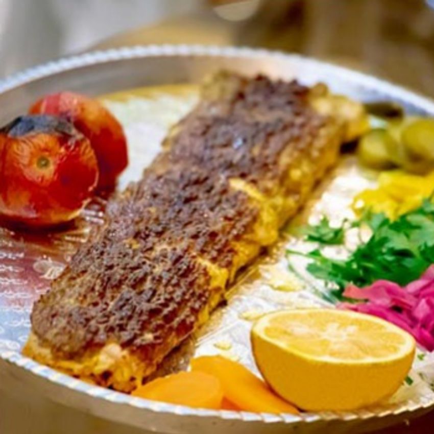 سینه مرغ،مایه کوبیده ،خیارماست،گوجه کبابی،دورچین