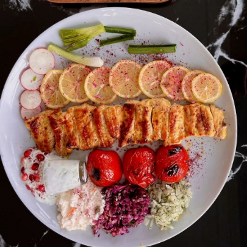 سینه مرغ بدون استخوان،دورچین،گوجه کبابی