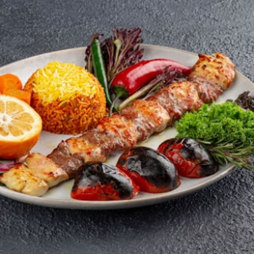 ترکیب فیله گوساله و فیله مرغ،گوجه کبابی،دورچین،خیاروماست