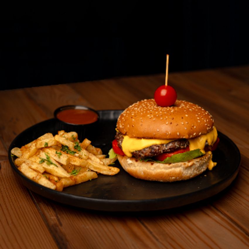 200گرم گوشت-سس خیارشور-کاهو-گوجه-دیپ چدار-گوجه گیلاسی-سیب زمینی-کچاپ