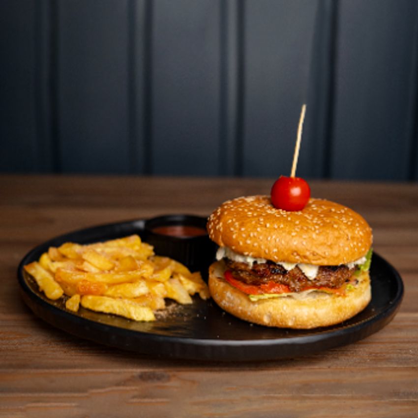 200گرم گوشت-سس گواکاموله-کاهو-گوجه-گوجه گیلاسی-سیب زمینی-کچاپ