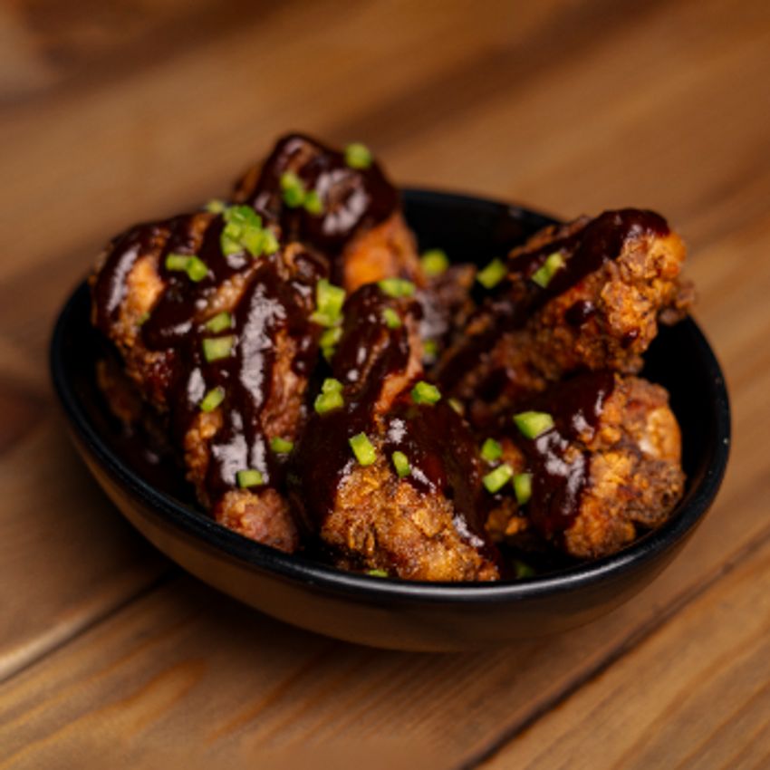 کتف مرغ تمپورا شده-سس باربیکیو-پیازچه-کنجد-کلم-گردو-سس گرین