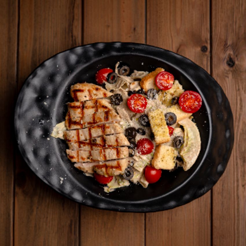 کاهو-نان تست-گوجه گیلاسی-زیتون سیاه-پنیر پارمسان-مرغ گریل-سس سزار