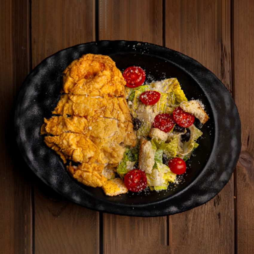 کاهو-نان تست-گوجه گیلاسی-زیتون سیاه-پنیر پارمسان-مرغ سوخاری-سس سزار