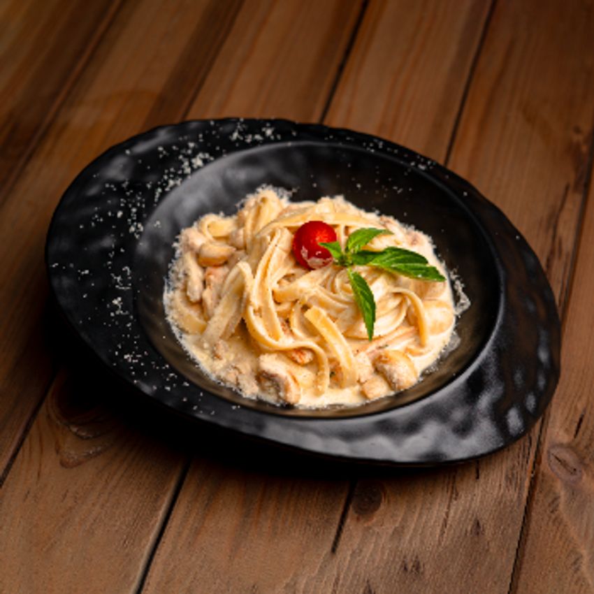 فنوچینی-مرغ-قارچ-سس الفردو-گوجه گیلاسی-ریحان-پنیر پارمسان-