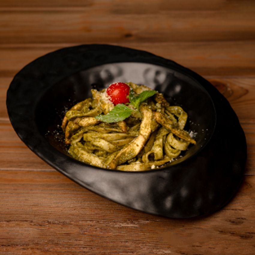 فنوچینی-مرغ-قارچ-سس پستو-گوجه گیلاسی-ریحان-پنیر پارمسان-