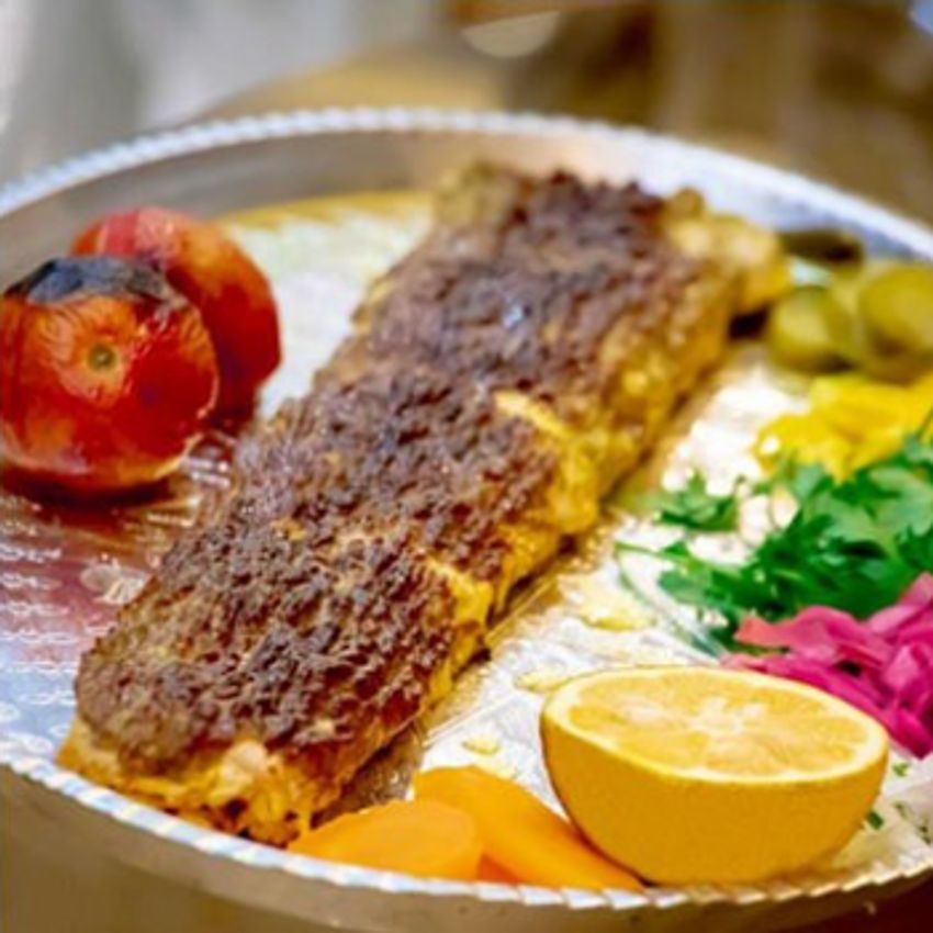 یا همان میکس وزیری یکی از لذیذ ترین آیتم های موجوده ما هست و کاملا مجلسی 
صد گرم کوبیده گوسفندی روی سیخ جوجه زعفرانی