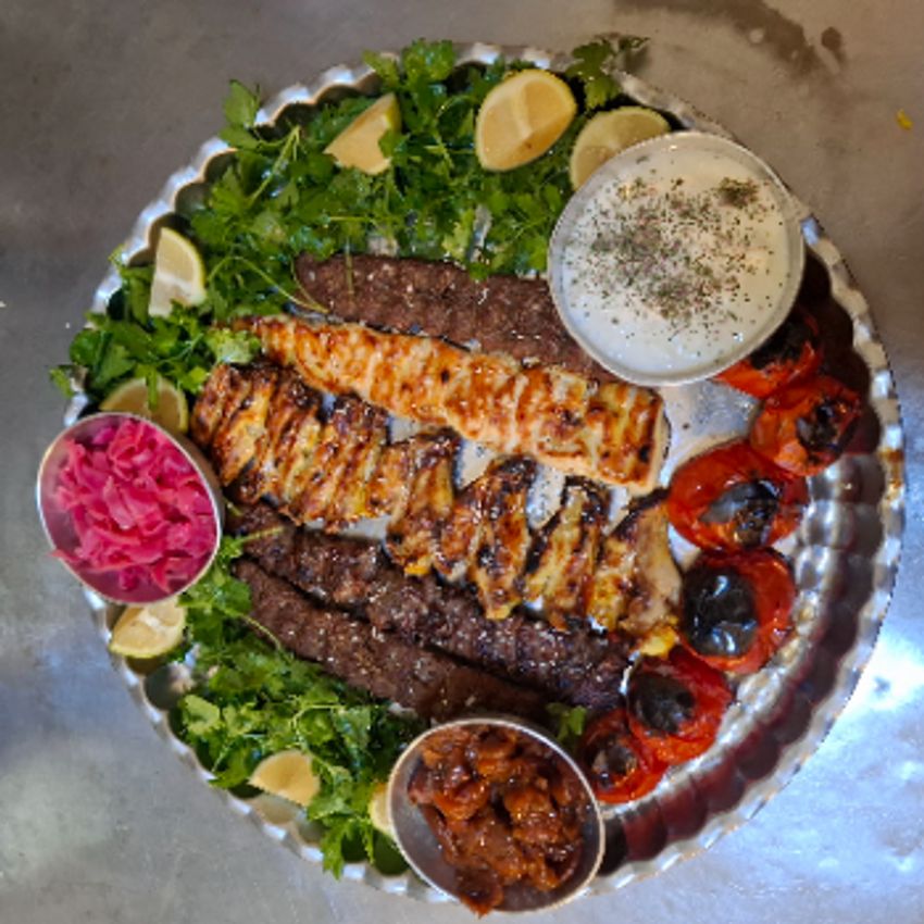 یک سیخ چنجه ۱۵۰ گرمی ، یک سیخ جوجه ۱۵۰ گرمی ، دو سیخ کوبیده ۹۰ گرمی ، کتف و بال ، یک سیخ گوجه  و دورچین