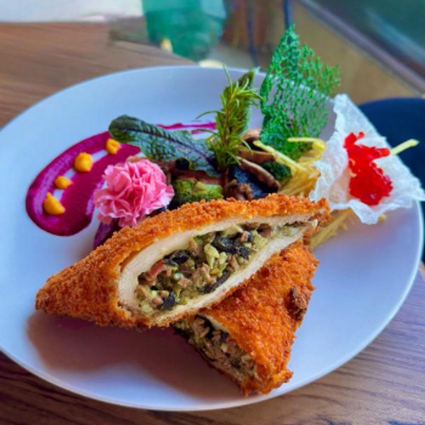 (200گرم سینه مرغ رول شده،150گرم سیب زمینی دورچین سبزيجات، سس مخصوص)