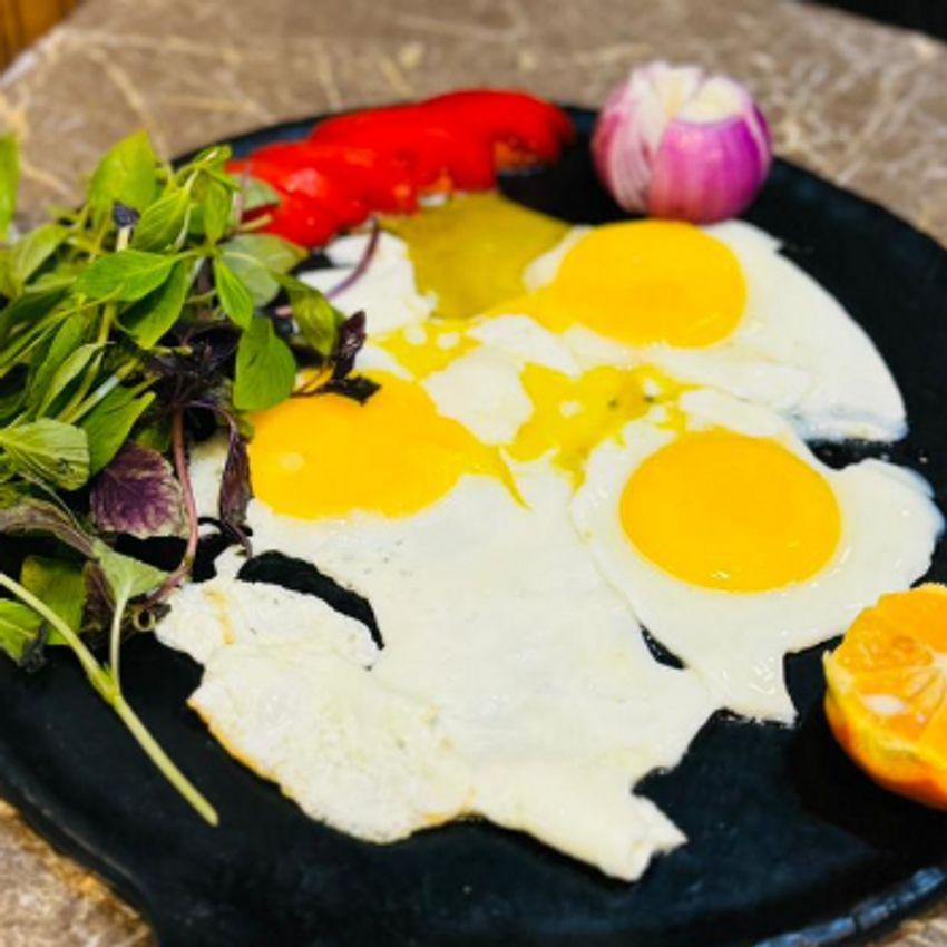 سه عدد تخم مرغ عسلی یا تمام رو به درخواست میهمان آرتین