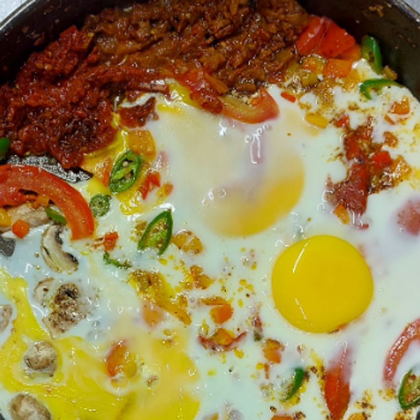 گوجه پخته شده با سعدد تخم مرغ