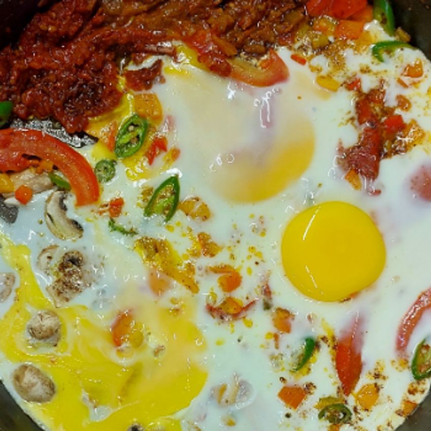 قارچ سرخ شده با سه عدد تخم مرغ