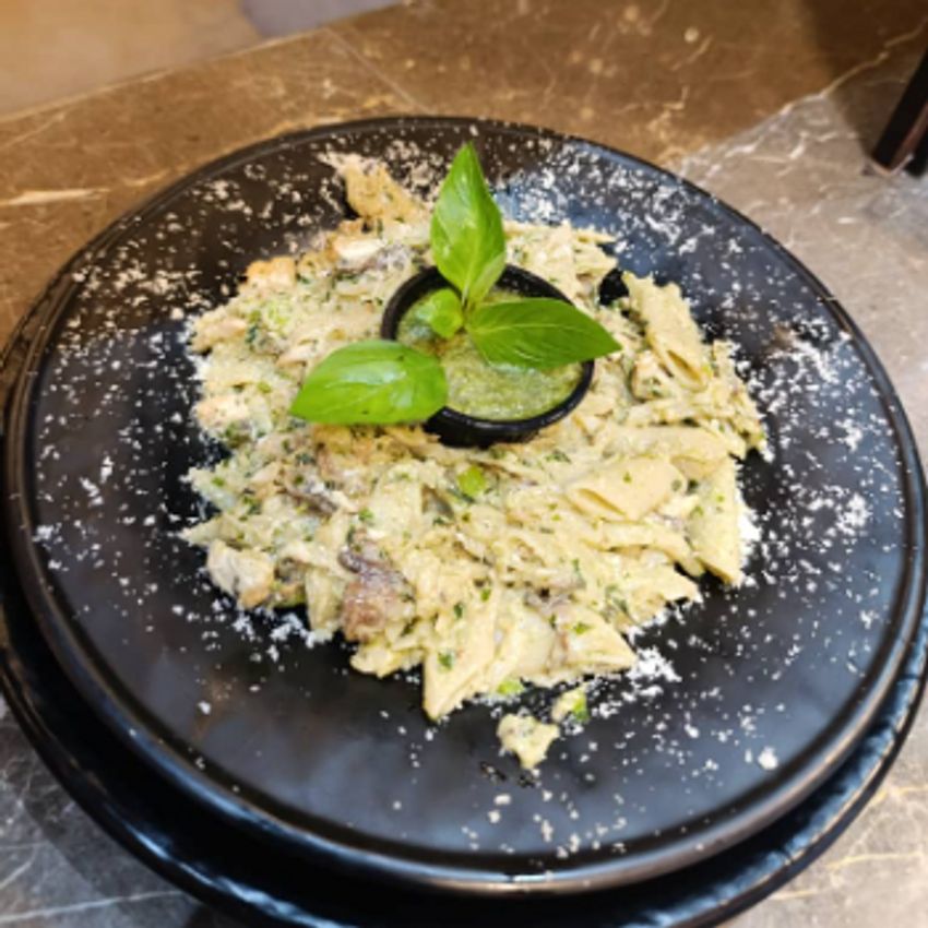 سس مخصوص پستو با مرغ گریل