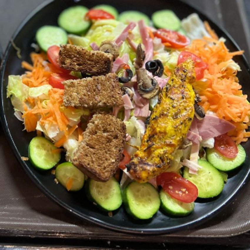 کاهو تازه گوجه خیار مقداری ژامبون ومغریجات وسس مخصوص ارتین
