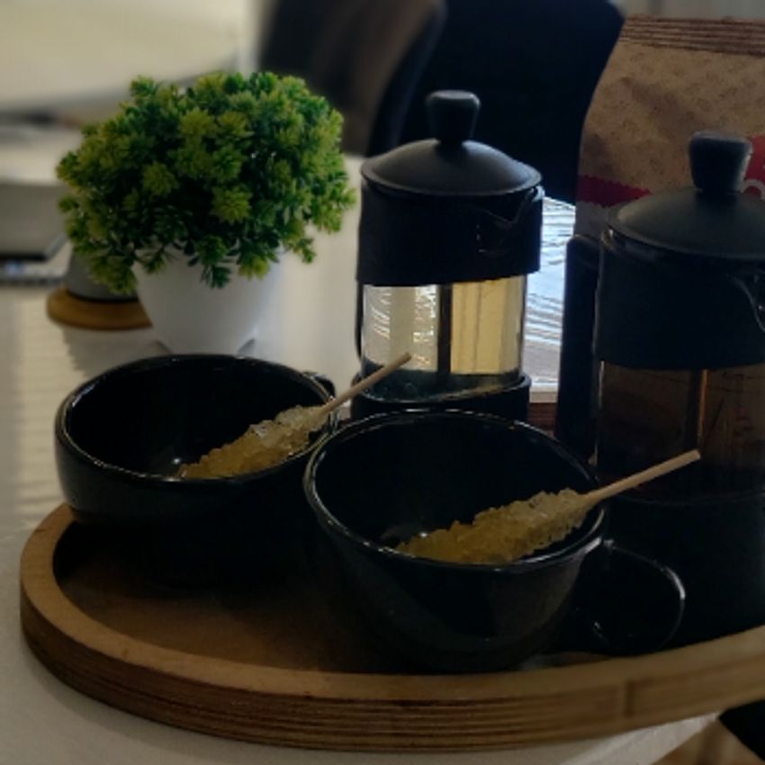 یک کیک اسلایسی،قند و نبات،چای برای دونفر،گل‌محمدی