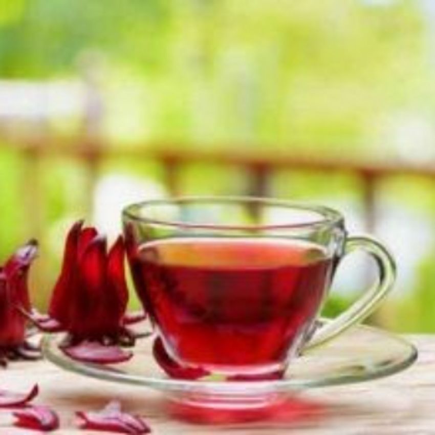 در طب سنتی از چای ترش برای (درمان فشارخون بالا، بیماری‌های کبد و تب و..) استفاده می‌شد. در طب سنتیِ آفریقا این گیاه برای درمان سرفه و گلودرد و همچنین به عنوان آنتی باکتری، ضد اسپاسم و از بین برندهٔ زرداب و صفرا مصرف می‌شود. در طب سنتی تایلند چای ترش را برای درمان سنگ کلیه به کار می‌برند.
