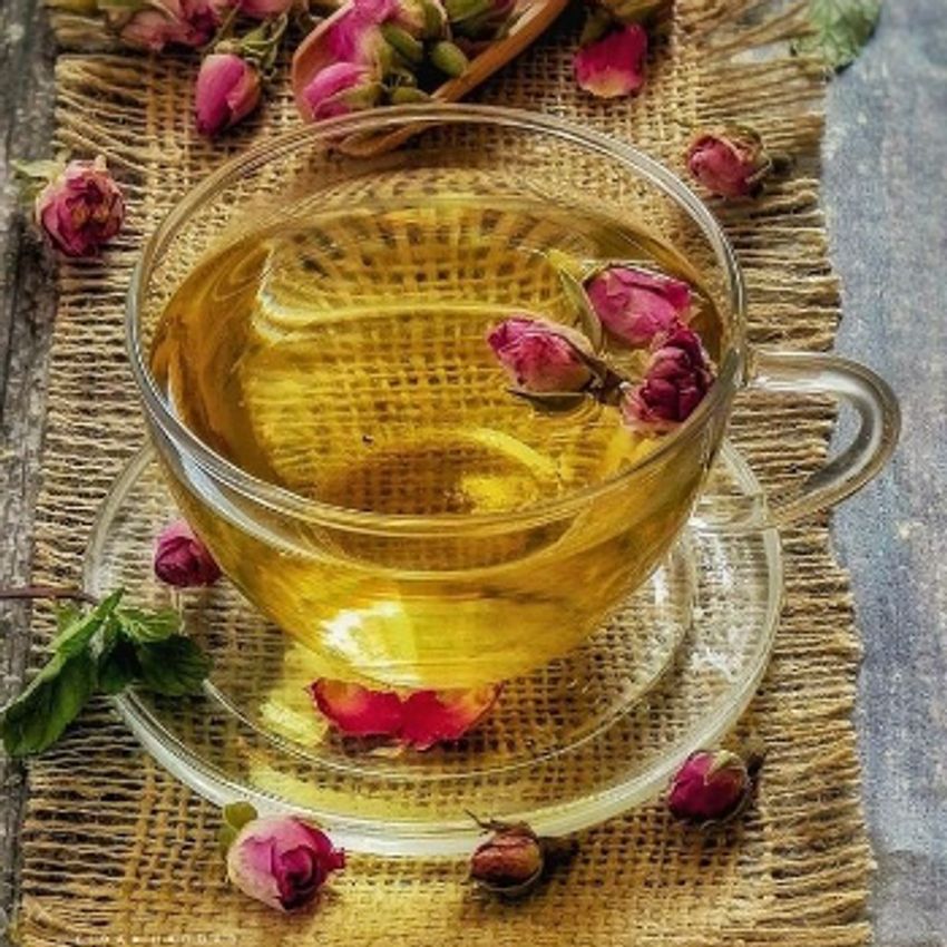 این دمنوش حاوی زنجبیل، آویشن، اسطوخودوس و گل محمدی است.

تقویت سیستم ایمنی: ترکیبات قوی موجود در این دمنوش به تقویت سیستم ایمنی بدن شما کمک کرده و مقاومت شما را در برابر ویروس‌ها افزایش می‌دهد.
کاهش علائم سرماخوردگی: با خواص ضد التهابی و ضد ویروسی، این دمنوش علائم آزاردهنده سرماخوردگی مانند سرفه، گلودرد و آبریزش بینی را تسکین می‌دهد.