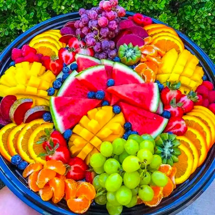چندین میوه فصل به صورت اسلایس شده