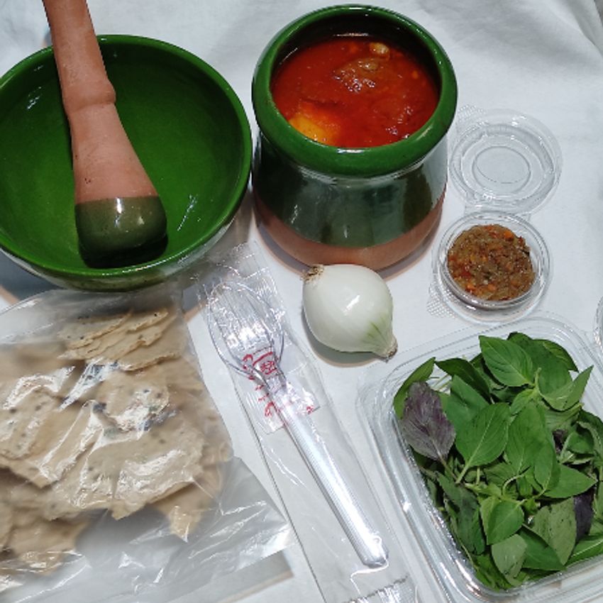 یک عدد دیزی سفالی سنتی 150 گرم گوشت بره، 35 گرم دنبه،گوجه، سیب زمینی، نخود کرمانشاه، لوبیا سفید، سبزی ریحان تازه، نان خشک تیلیتی، کاسه سفالی، گوشکوب سفالی، پک قاشق چنگال،سفره یکبارمصرف، ترشی،پیاز ادویه مخصوص پخته شده در ظروف سفالی