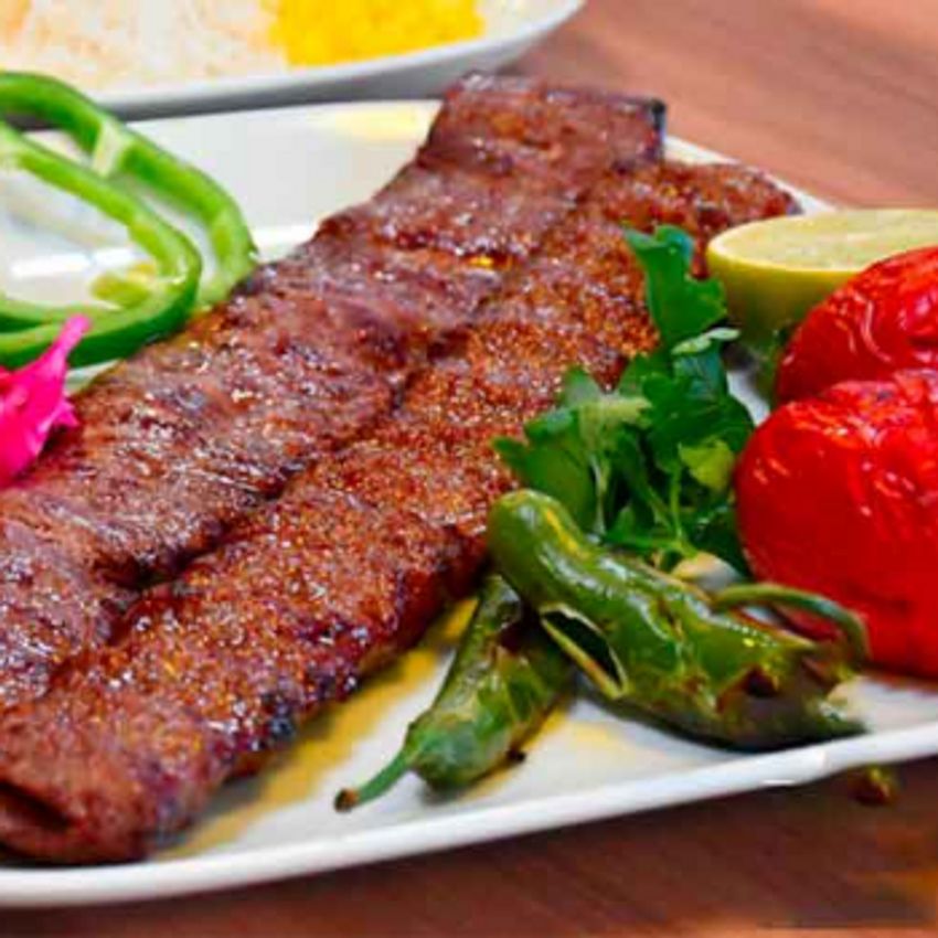 200 گرم کباب برگ همراه کباب کوبیده 100 گرمی و دورچین روز