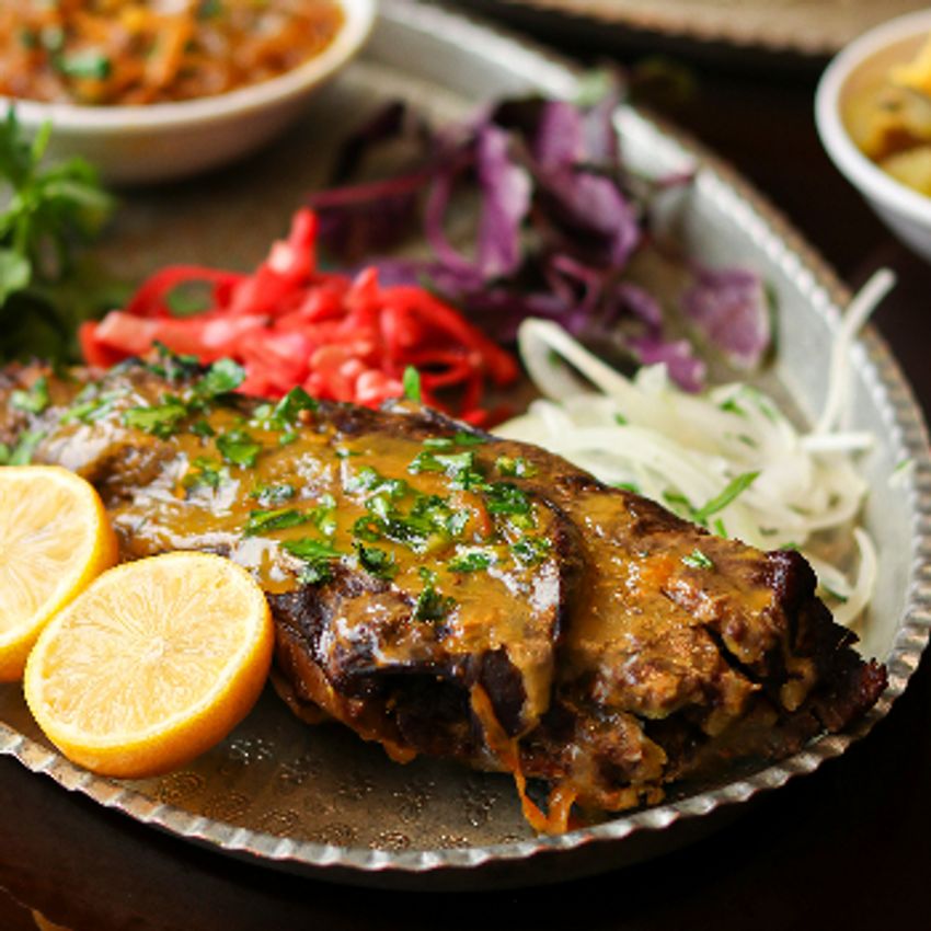 حدود 500 گرم گردن خام گوسفندی با پخت شاندیزی و دورچین روز