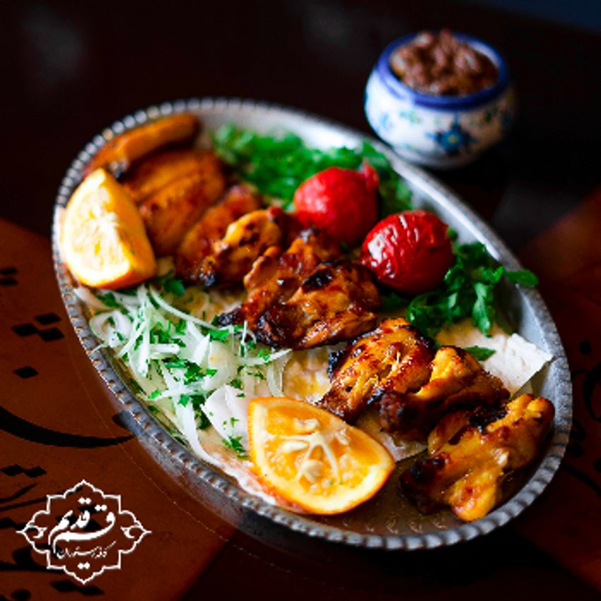 600 گرم مرغ طعم دار شده با استخوان همراه با دورچین روز