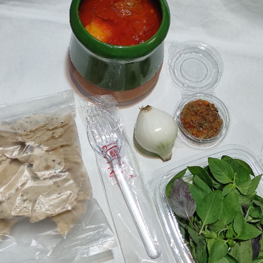 یک عدد دیزی سفالی سنتی 150 گرم گوشت بره، 35 گرم دنبه،گوجه، سیب زمینی، نخود کرمانشاه، لوبیا سفید، سبزی ریحان تازه، نان خشک تیلیتی،پک قاشق چنگال،سفره یکبارمصرف، ترشی،پیاز، ادویه مخصوص پخته شده در ظروف سفالی