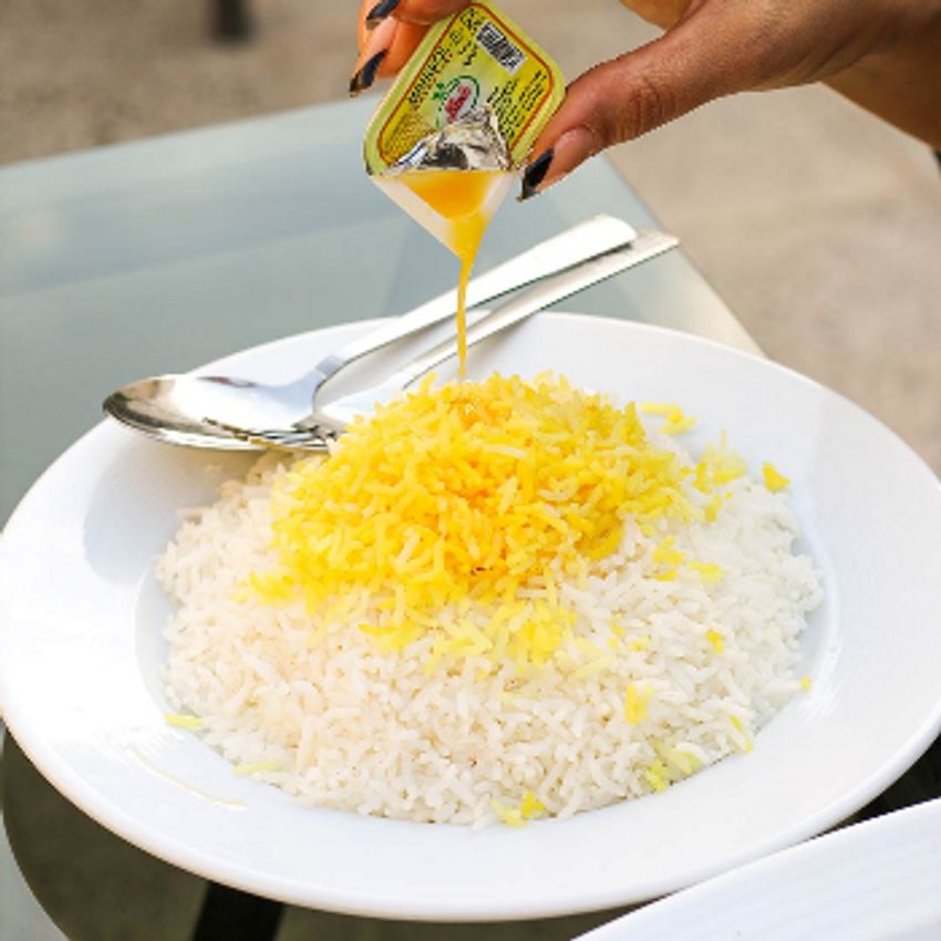 چلو کره همراه زرده تخم مرغ خام