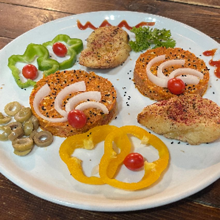 پیاز، گوجه ،تخم مرغ ، رب گوجه ، گارنیش