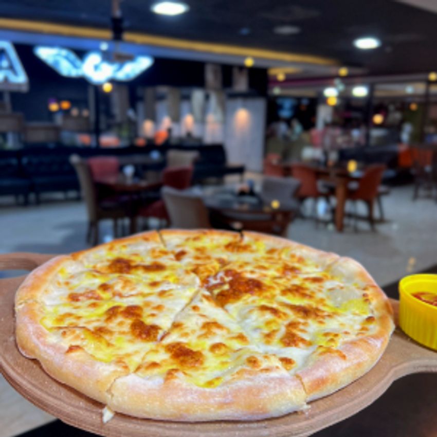 خمیر پیتزا،سس سیر،پنیر پیتزا