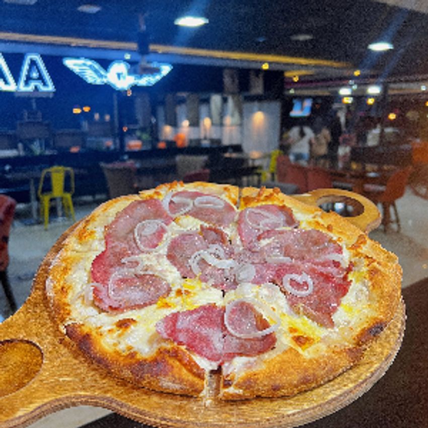 خمیر ناپلوتین،سس سیر ،فیله گوساله،پیاز،پنیر پیتزا